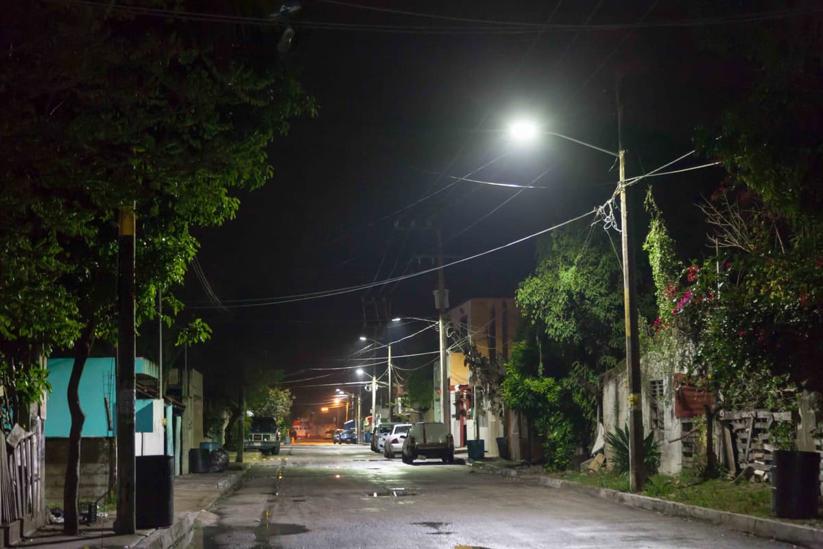 Renueva gobierno de Laura Fernández alumbrado público de Puerto Morelos