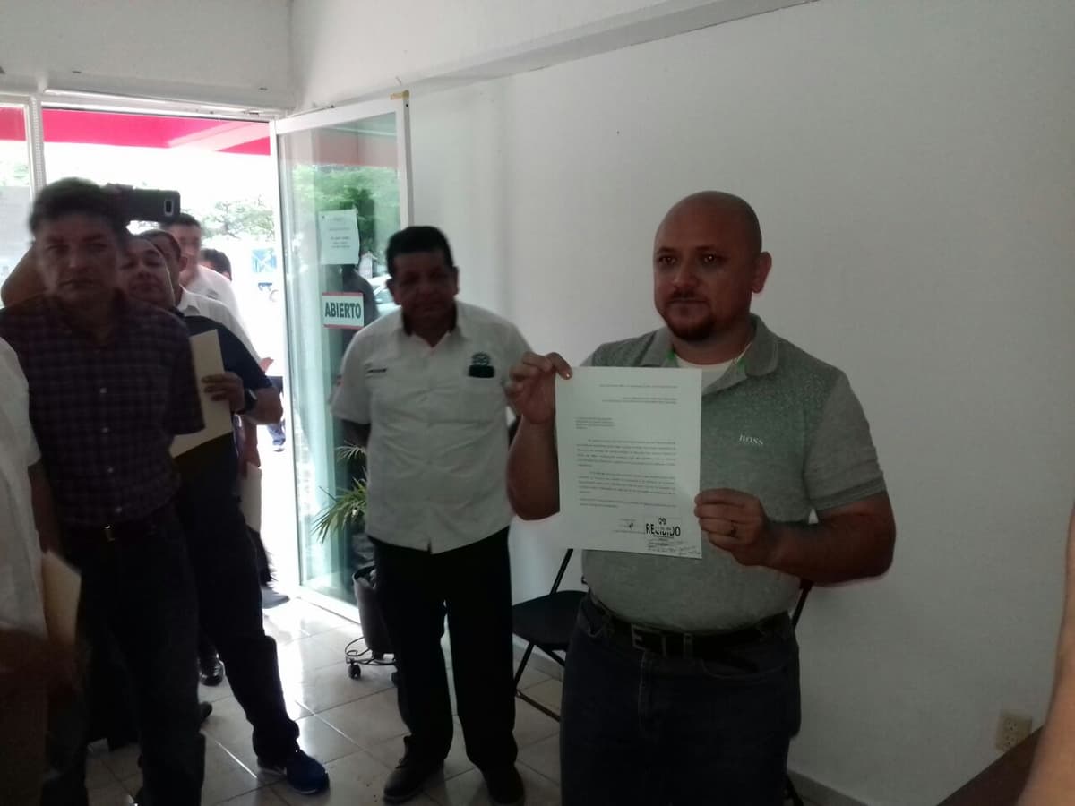 Renuncia al PRI Jesús Martín Medina, líder taxista en Playa