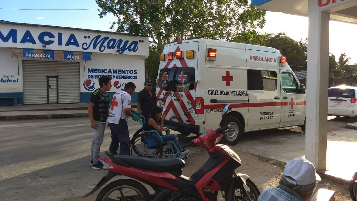 Explota neumático y  se sale de la carretera