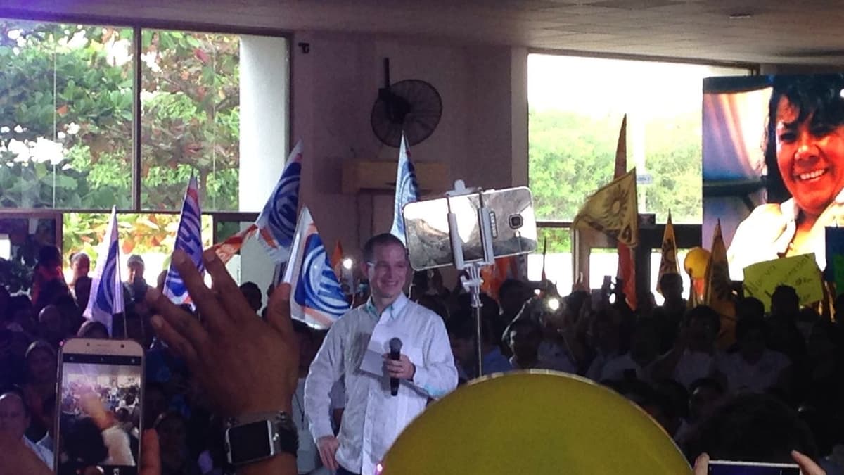 Ricardo Anaya fustiga al PRI en visita a Cancún