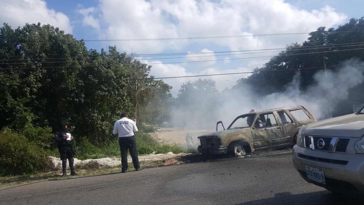 Se incendia vehículo en la Riviera Maya