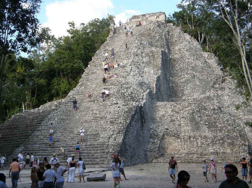 Cae turista de pirámide de Cobá