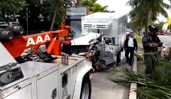 Camioneta repartidora de agua se estampa contra palmera