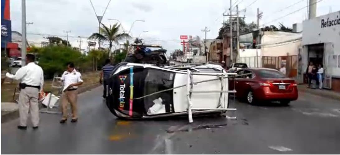 Auto de Total Play choca contra TTE