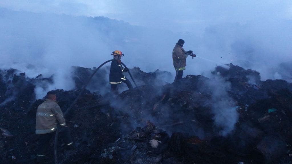 Controlan incendio en antiguo basurero