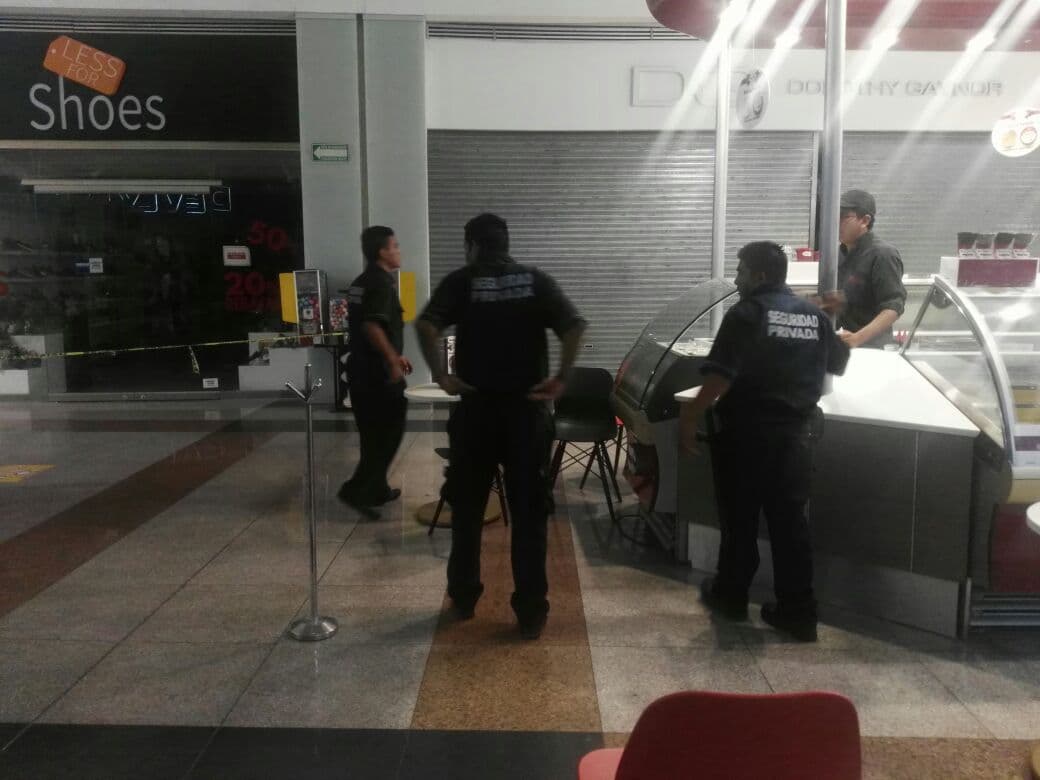 Cae parte de techo de Plaza las Américas