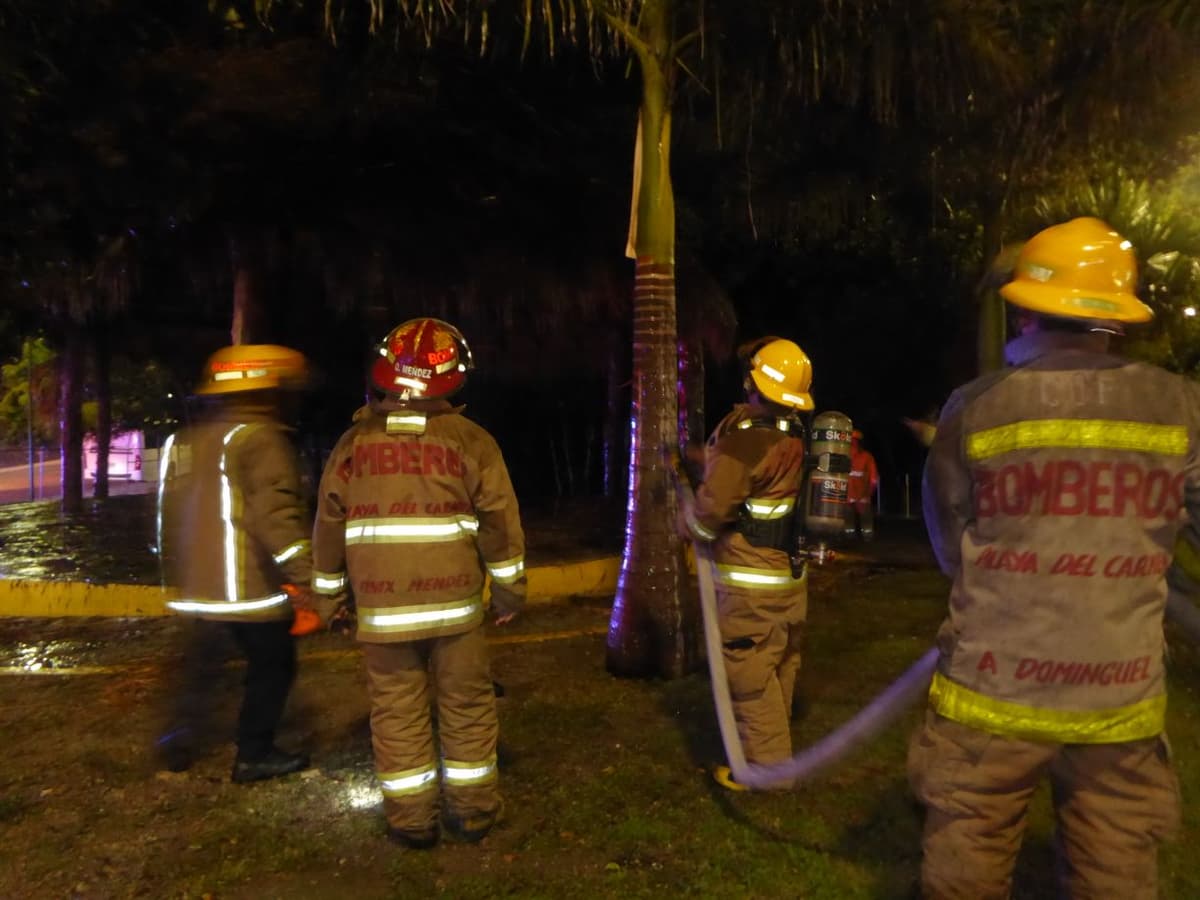 Incendio de palapas pone en riesgo la vida de una mujer