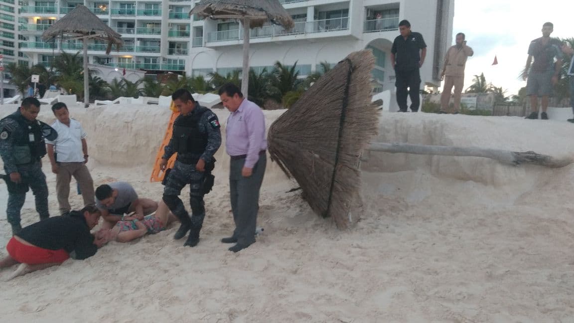 Palapa se desploma y golpea a turista en playa de Cancún