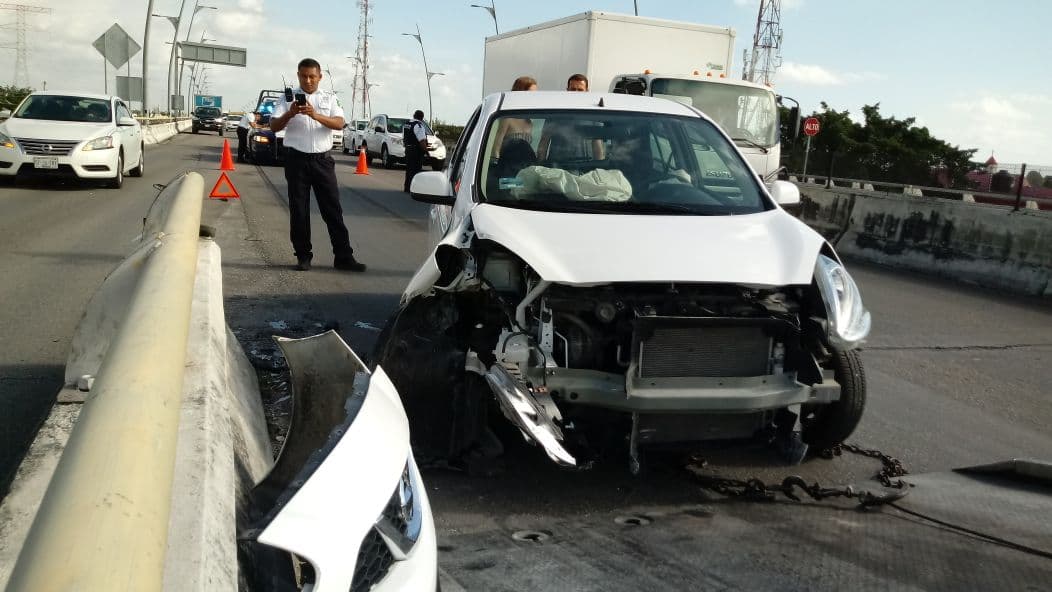 Choca coche contra muro en el Puente Vial de Playa del Carmen