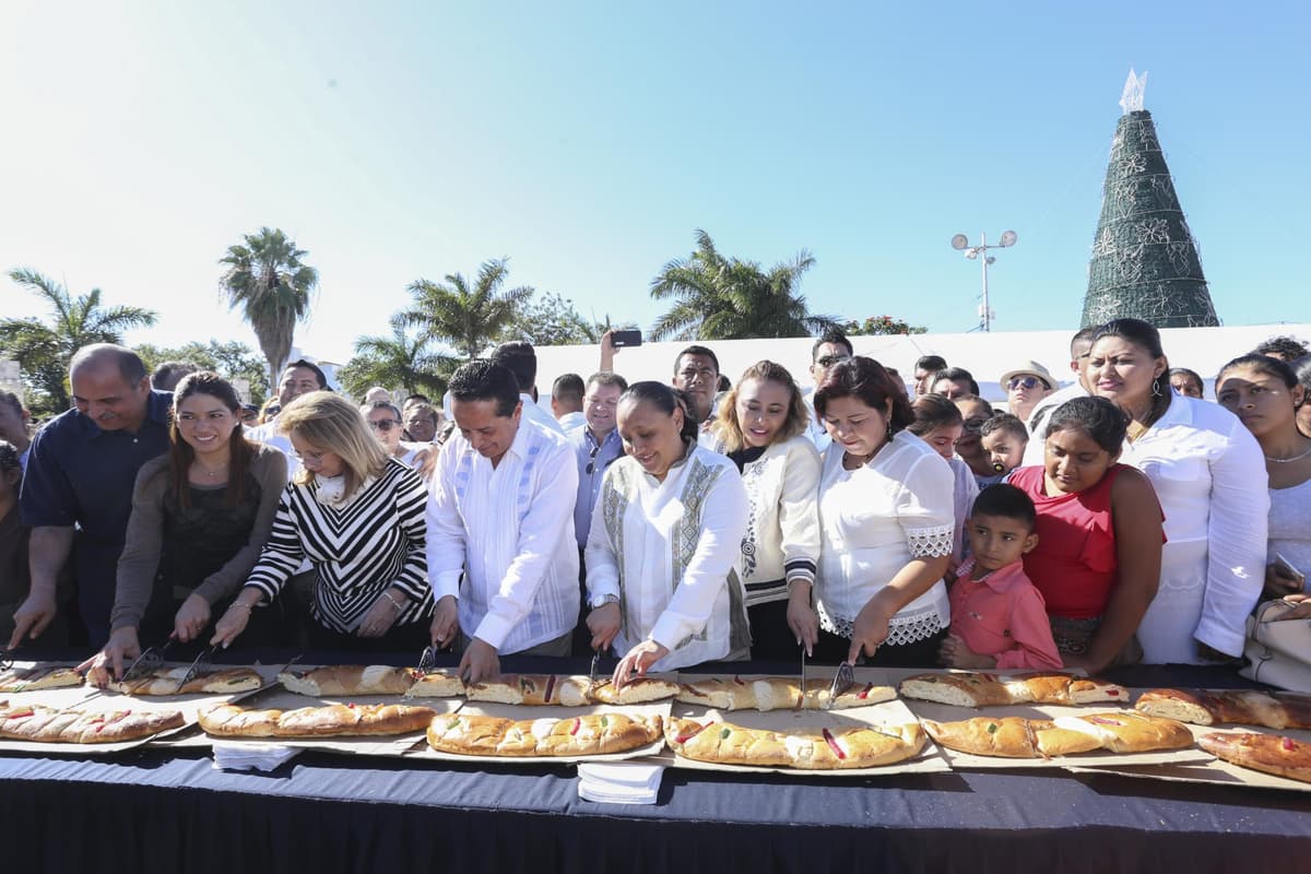 Tradiciones unen a los solidarenses; parten rosca de reyes en espacios públicos