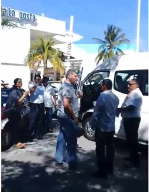 Bloquean taxis a vehículos federales cargados de turistas
