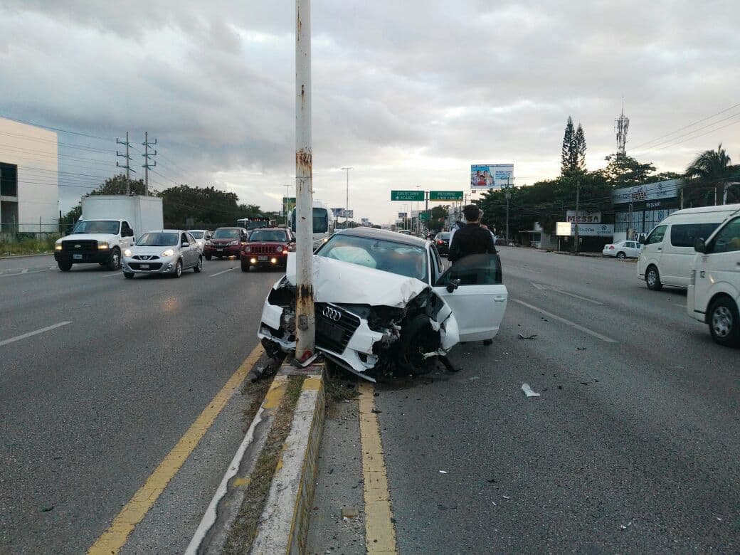 Choca coche contra poste en carretera en Bonfil