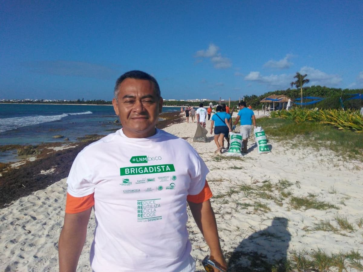 Taxistas salen a limpiar playas