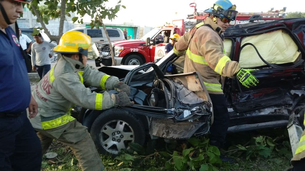 Camión choca contra camioneta, deja a mujer prensada