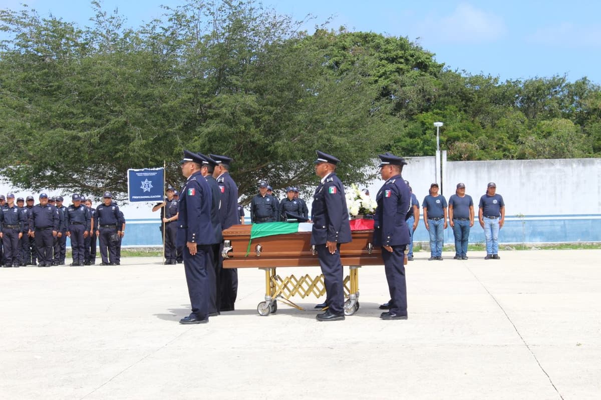 Dan último adiós a policía abatido en Playa