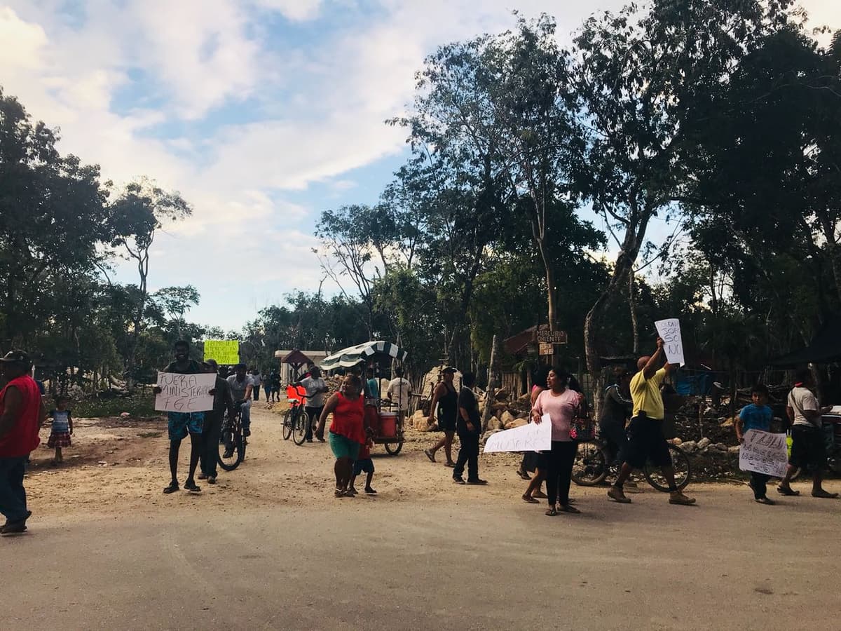 Doblegan invasores a policías en Tulum