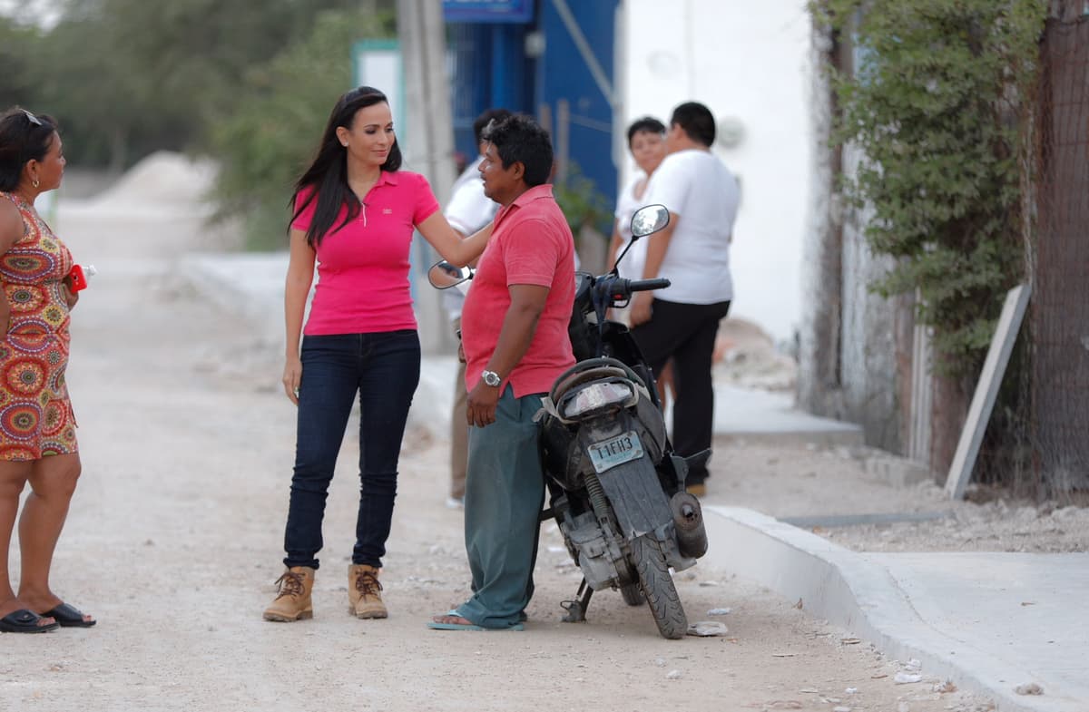 Laura Fernández supervisa avances en obras de Puerto Morelos