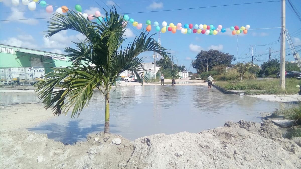 Festejan 15 años de bache en Cancún; Remberto tiene en el abandono a la ciudad