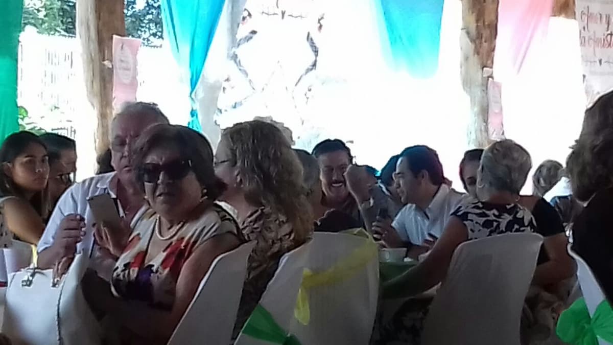 Se reúne "Chanito" con asociación priista