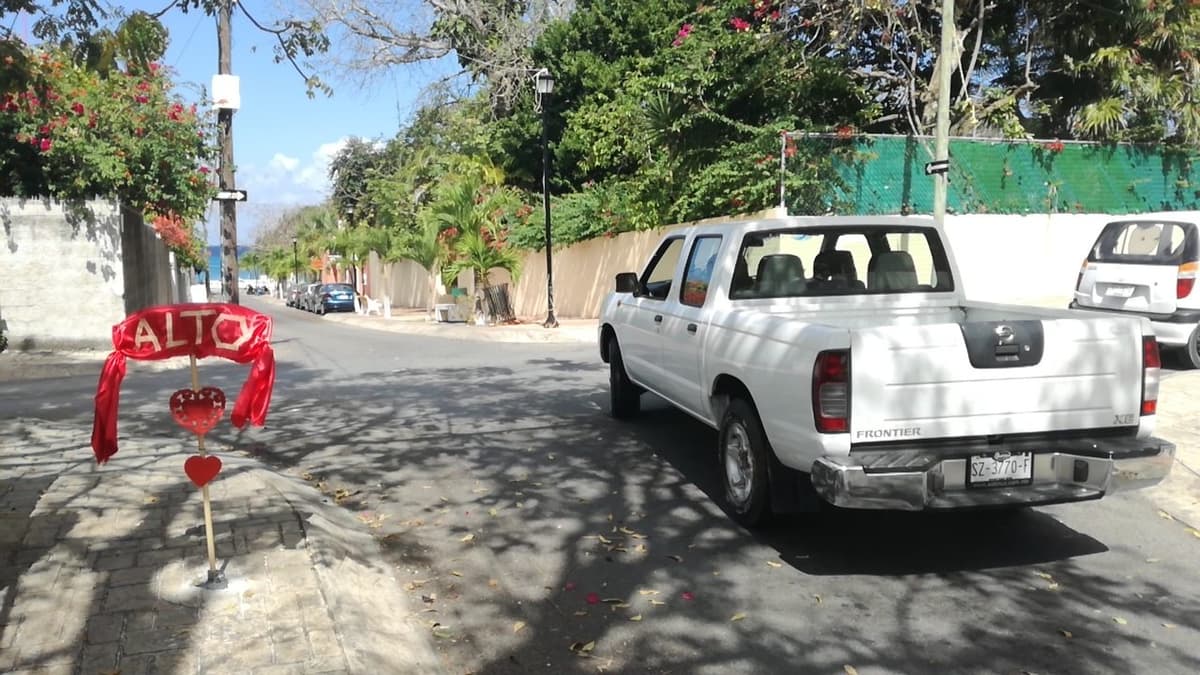 Extranjeros crean propia señal de alto; ayuntamiento corrige