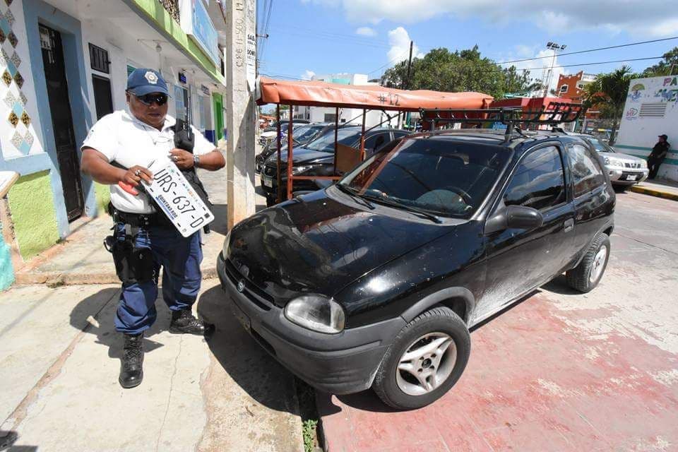 Quitan placas a auto de funcionario en José María Morelos