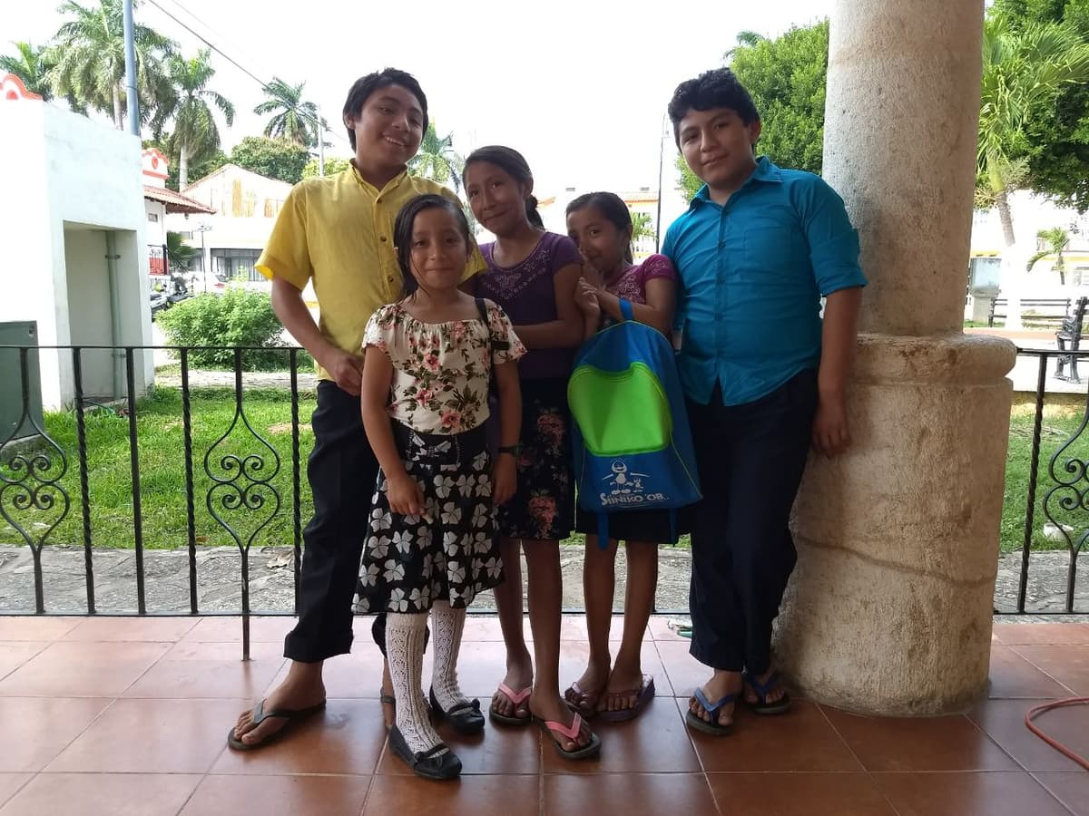 Niños mayas presentan poesías