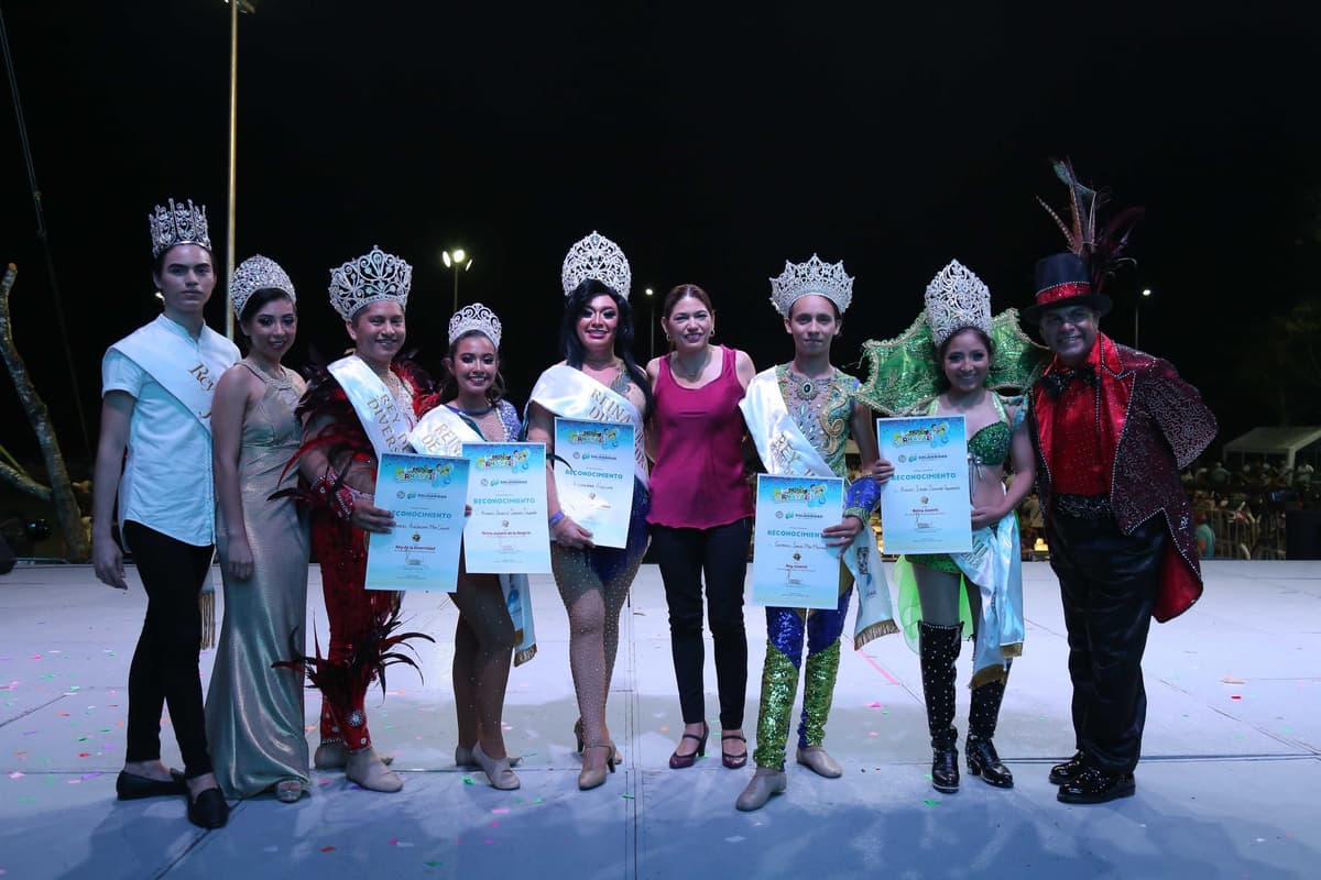 Coronan a Reyes Juveniles y de la Diversidad en Carnaval de Playa del Carmen