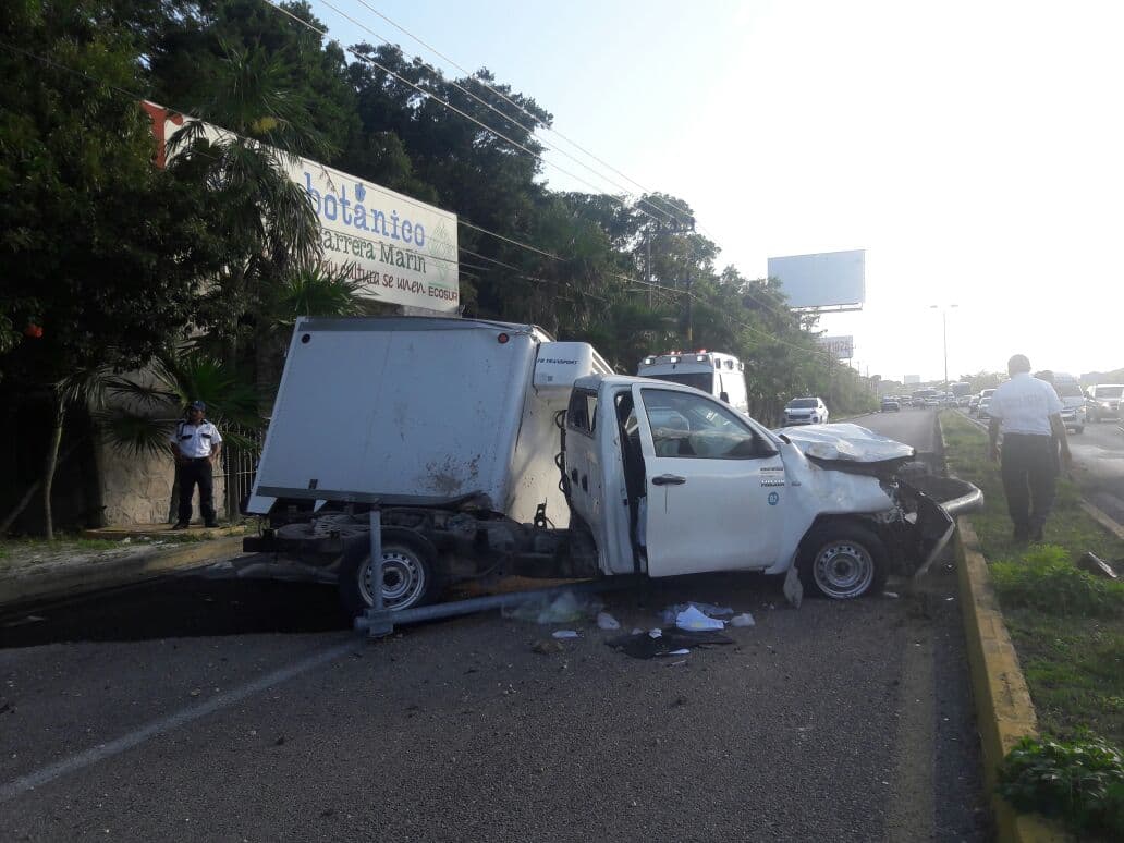 Ponchadura de neumático provoca accidente en Puerto Morelos