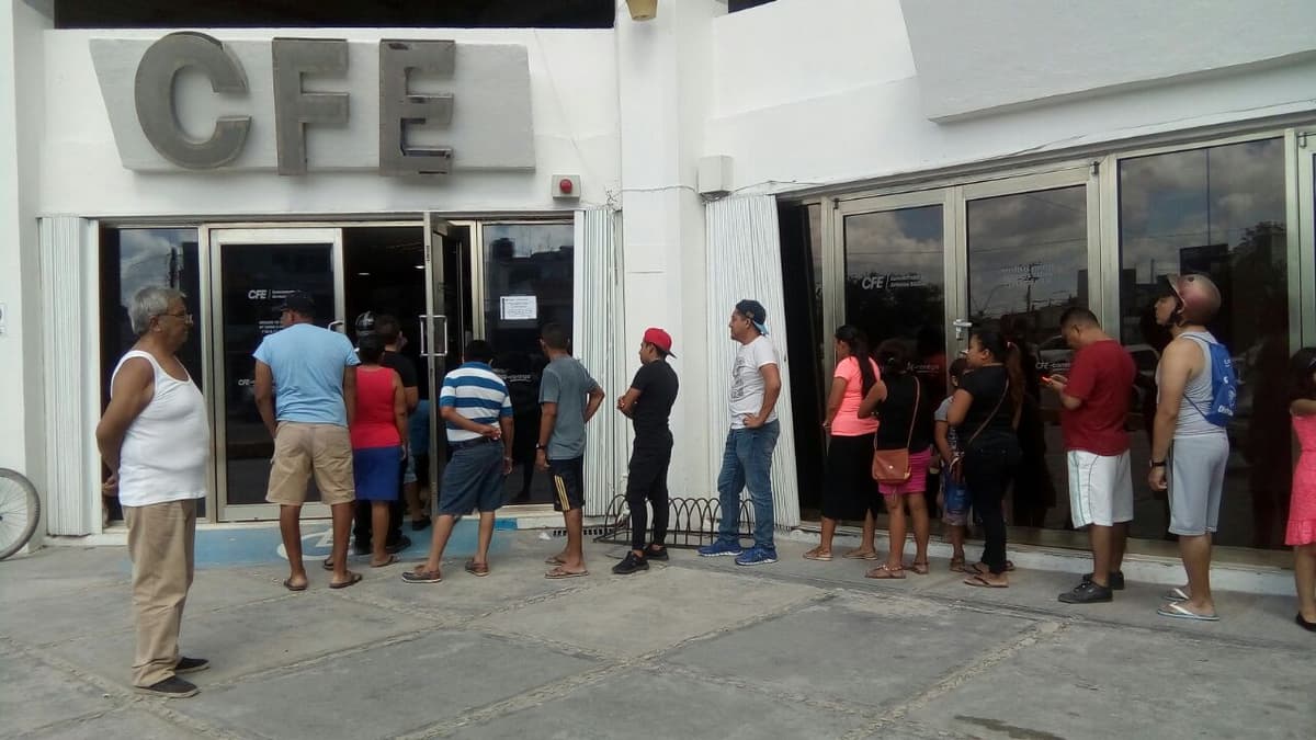 Saturan cajeros automáticos de la CFE