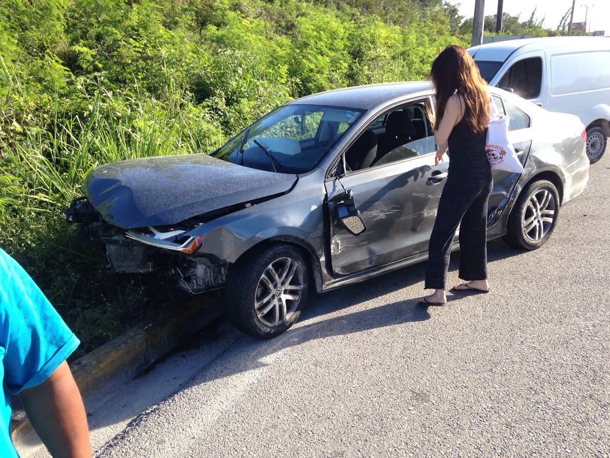 Chocan auto y termina en muro de contención en Puerto Morelos