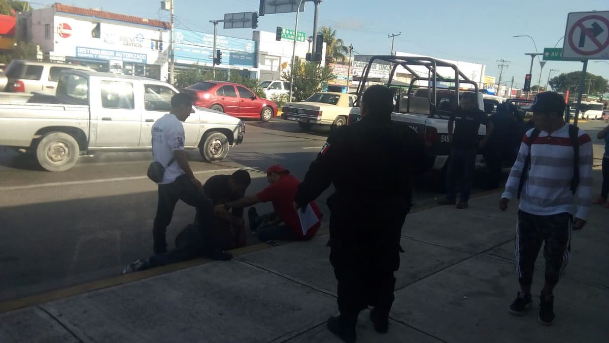 Hombre sufre infarto en vía pública