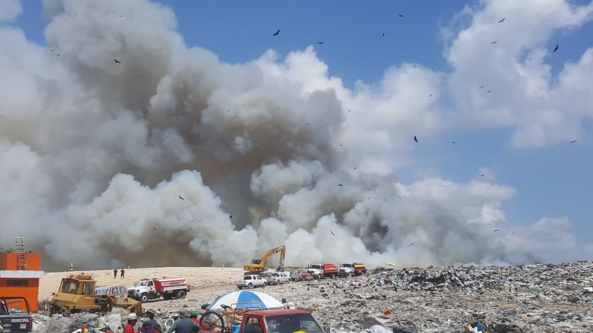 Aún no controlan cuatro hectáreas de incendio en basurero de Calderitas