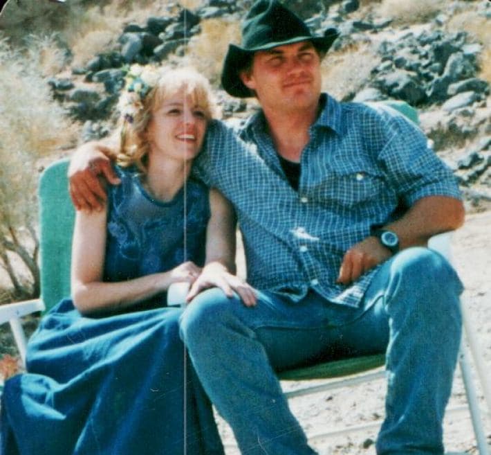 Hombre crea silla especial para que su esposa lo acompañe a todos lados