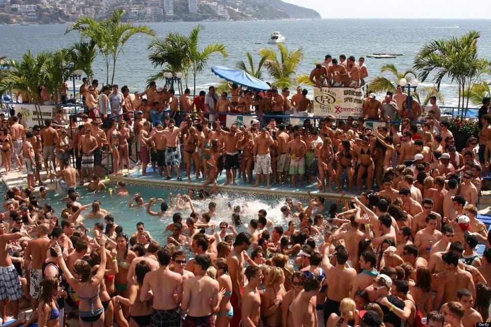 Sancionan a tres clubes de playa en Cancún