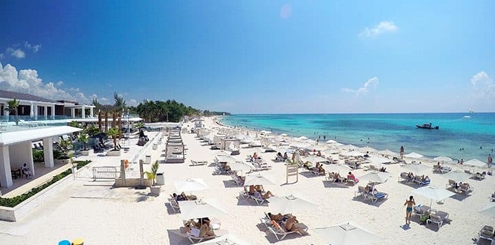 ¿Por qué el afamado club de Playa del Carmen se llama Mamita's Beach?