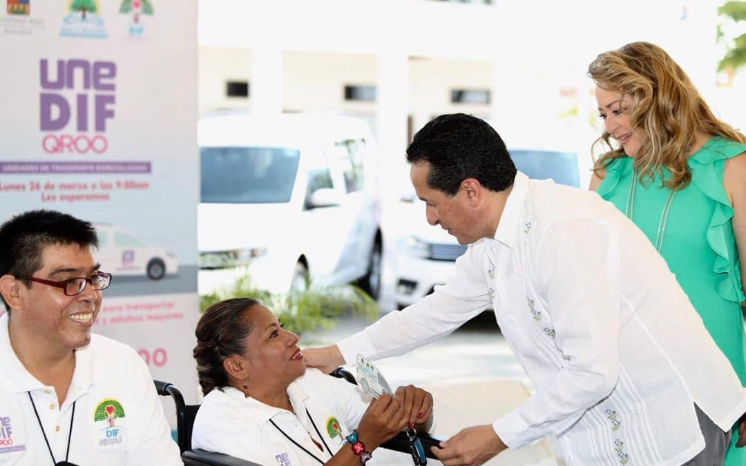 Carlos Joaquín entrega 15 vehículos para el transporte de tres mil personas con discapacidad