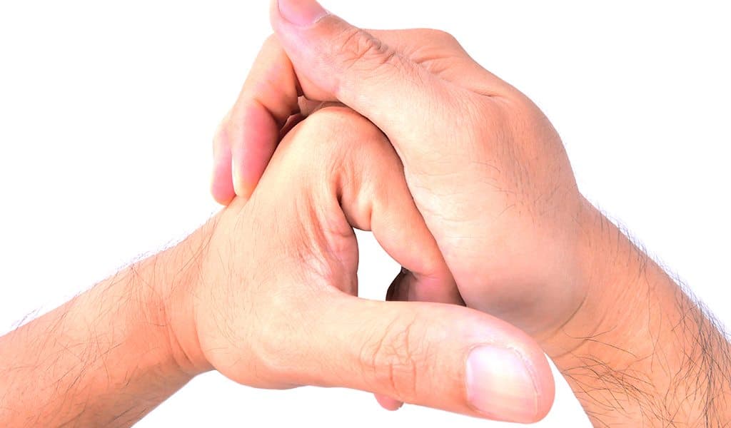 ¿Te truenas los dedos? Podrías tener problemas a largo plazo