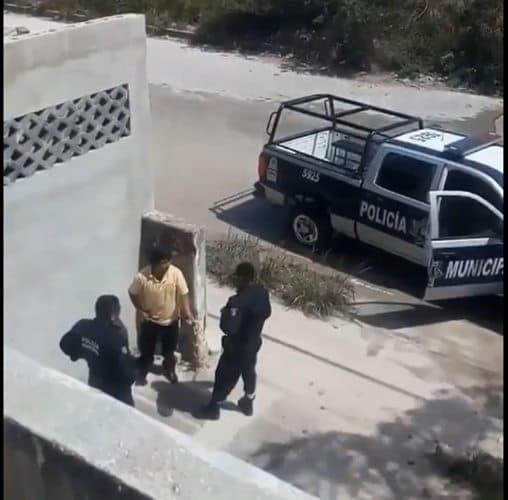 Investigan a policías corruptos de Cancún balconeados en video