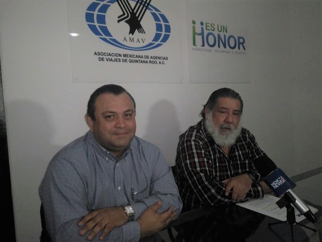 Exigen “limpia” de espectaculares de calles de Cancún