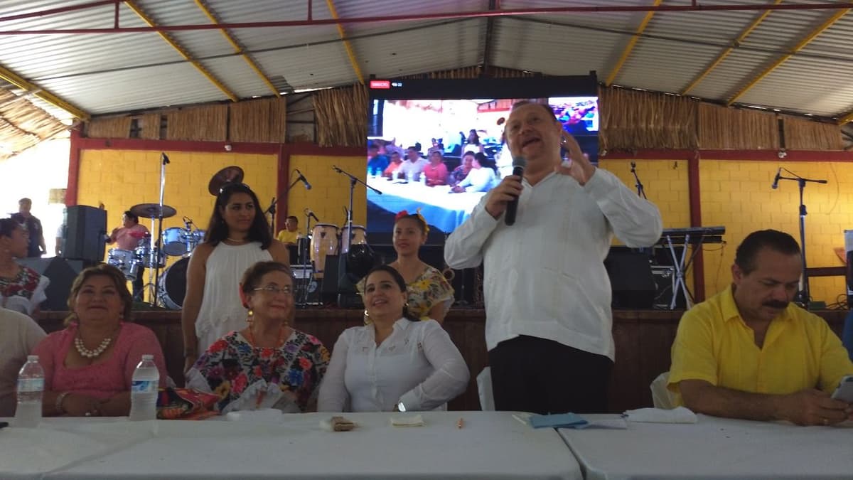 Festeja José Esquivel su cumpleaños rodeado de candidatos