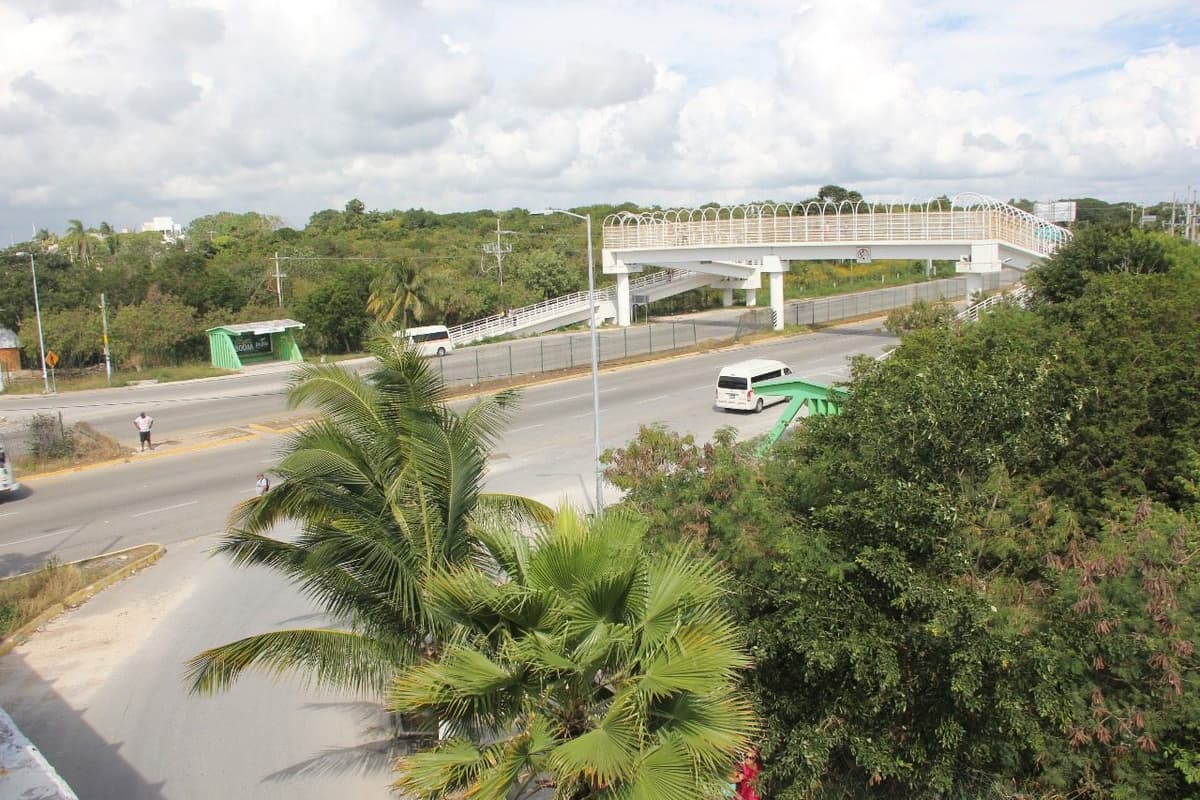 Prefieren peatones arriesgar su vida que usar el puente de Akumal