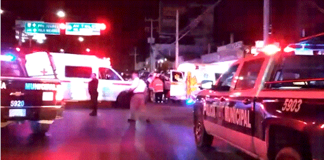 Combi colisiona con camioneta de la policía, hay 10 heridos