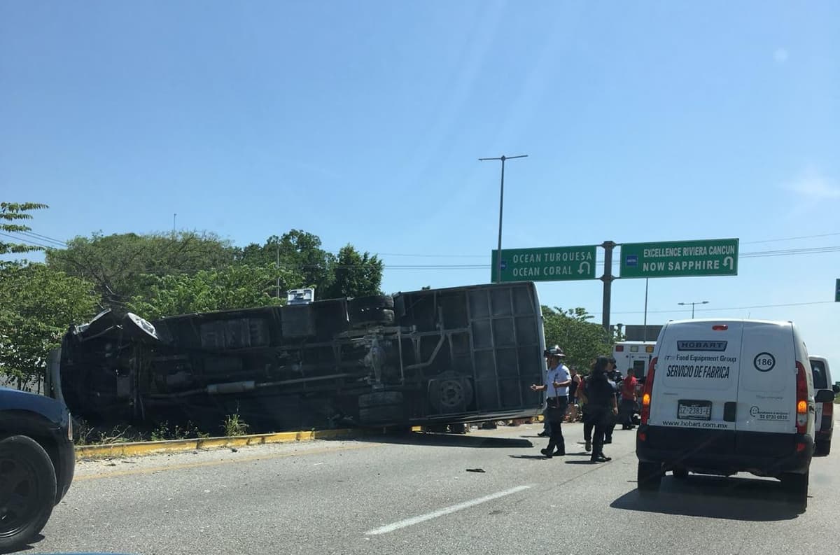 Vuelca camión con turistas franceses en Puerto Morelos; 13 heridos