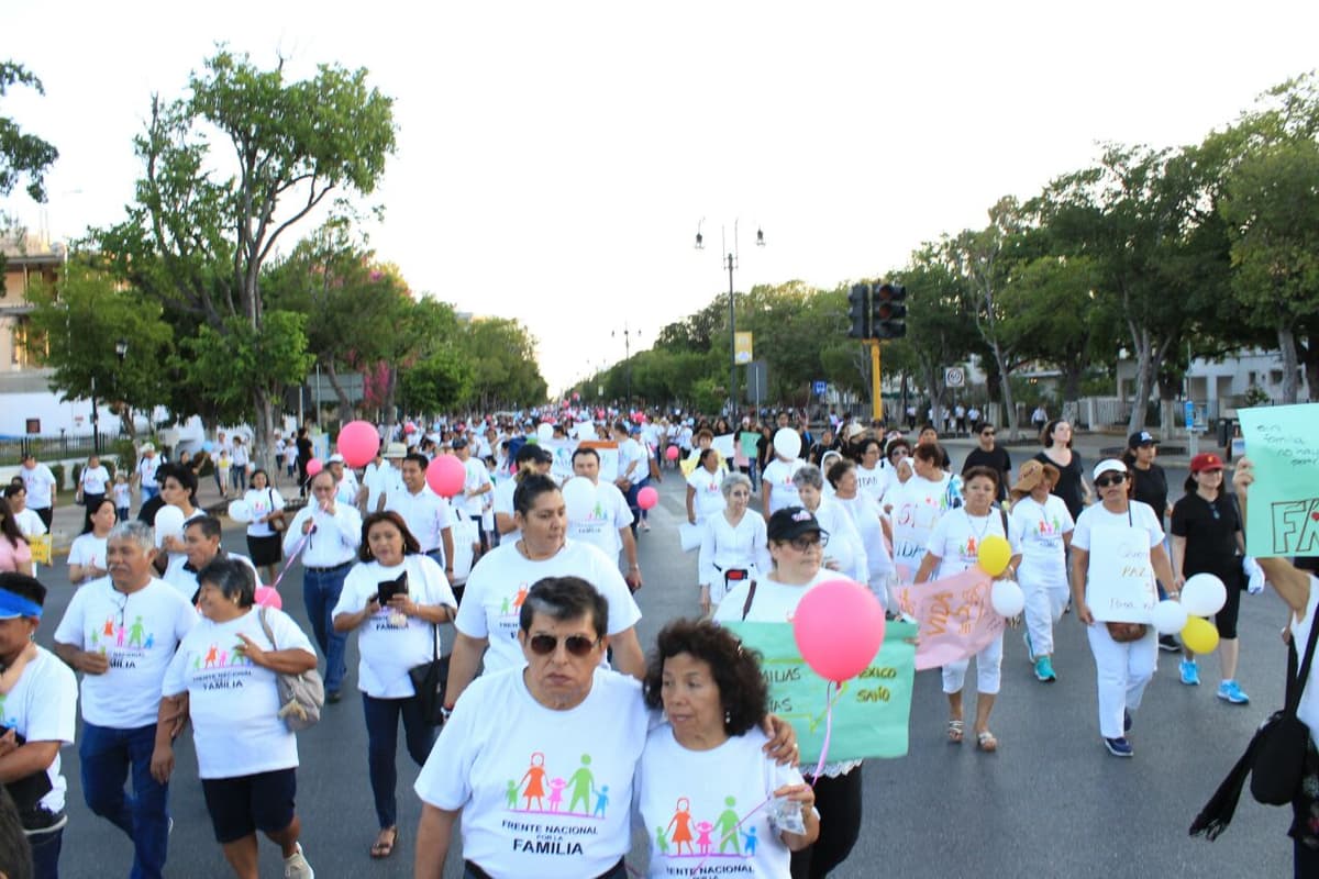 Marchan a favor del derecho a la vida en Mérida