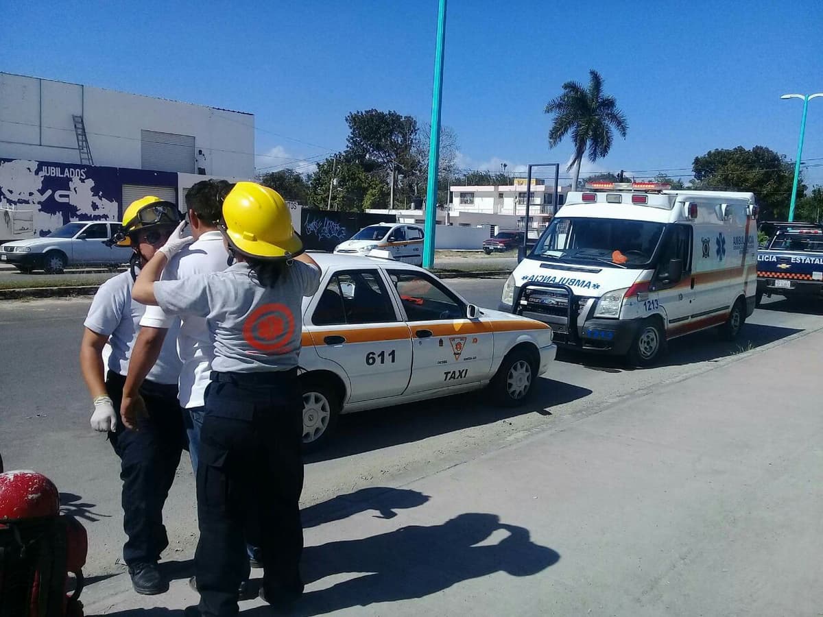 Una más de taxistas, embisten a motociclista