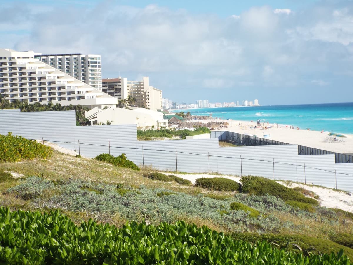 Promueven amparo contra resolución de Playa Delfines