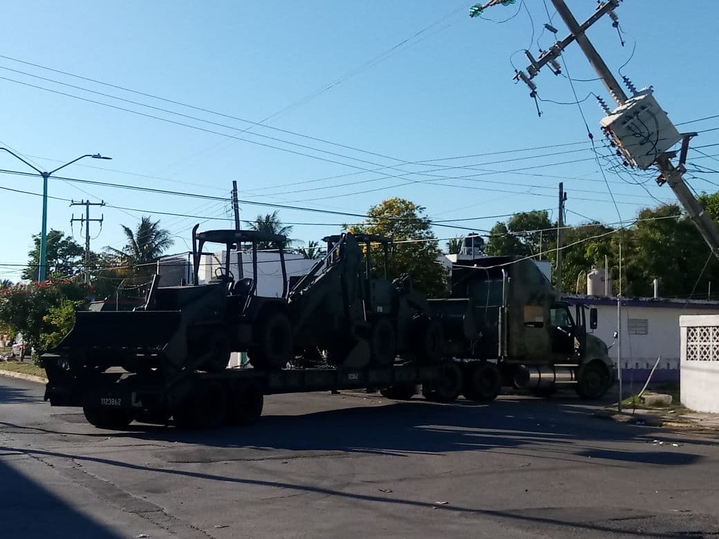 Vehículo militar deja sin luz varias calles