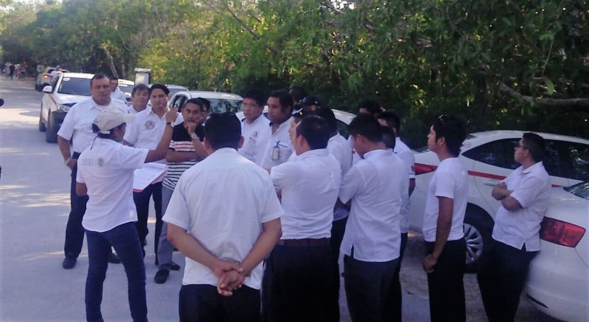 Bloquean 150 taxistas acceso al Parque Nacional Tulum
