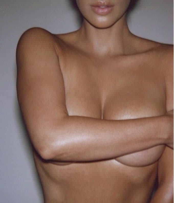Kim Kardashian se toma fotos al desnudo para promocionar su fragancia