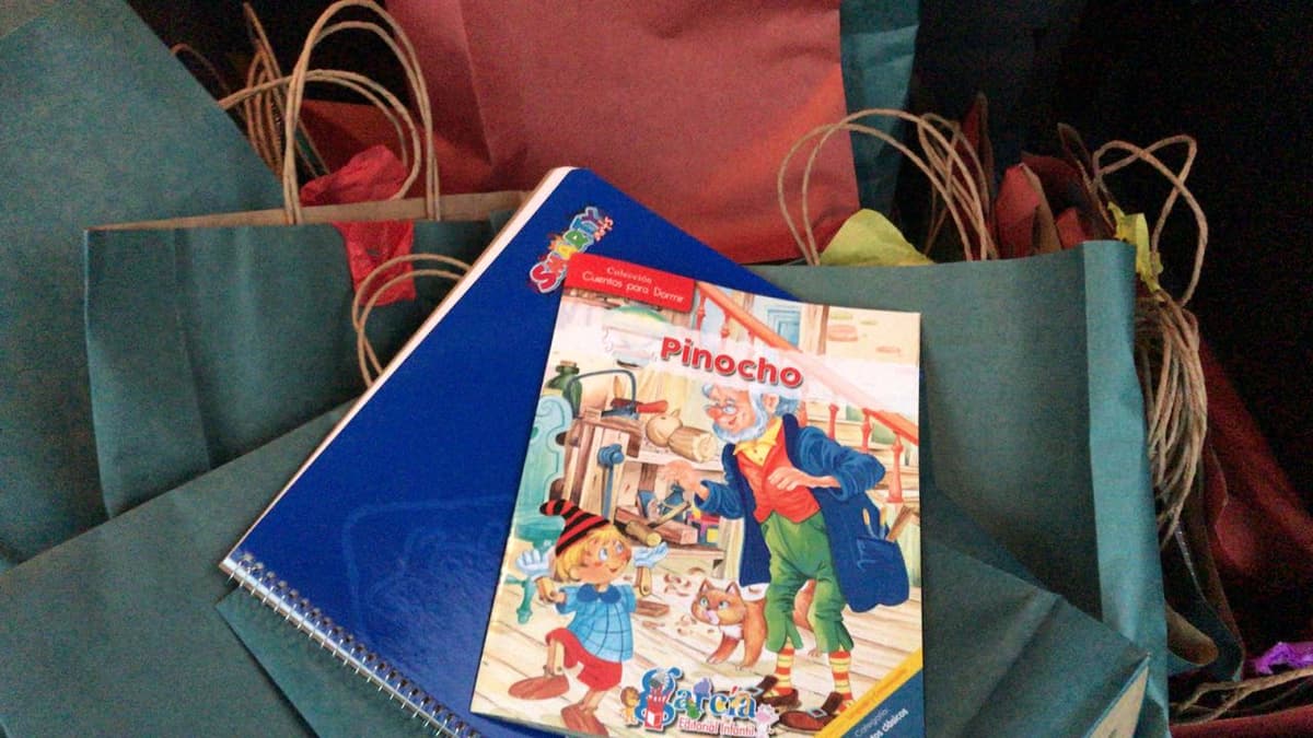 Participa AMEXME en donación de libros para hijos de reclusos